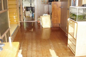 ガムテープで補強したブカブカの床 ガムテープで補強したブカブカの床