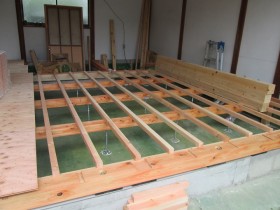駐車場部分に床を作ります 駐車場部分に床を作ります