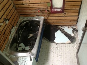 古いタイルの浴室を解体