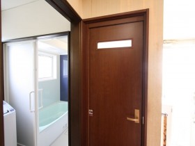 浴室は引き戸で広々 2e246d2ba80fb1c4e01d9eefb8651e22