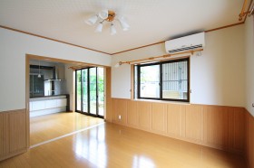 3枚引きのドアで開放的に 3枚引きのドアで開放的に