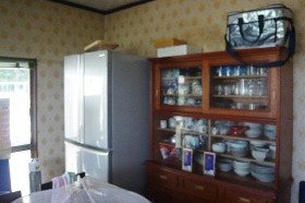 地震時に不安な食器棚 地震時に不安な食器棚
