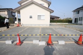 コンクリートを流し込んだ駐車場 コンクリートを流し込んだ駐車場