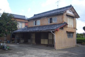 地震でずれた瓦 地震でずれた瓦