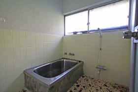 ヒートショックの危険のある冷たいタイル浴室