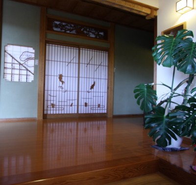 自慢の建具は玄関の正面に設置 自慢の建具は玄関の正面に設置