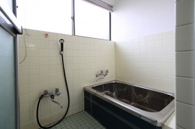 ヒートショックの危険のある冷たいタイル浴室