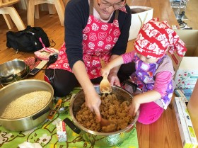 木育広場でお味噌作り 木育広場でお味噌作り
