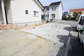 傾斜を測定して駐車場づくり 傾斜を測定して駐車場づくり