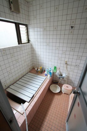 タイルの古い浴室
