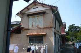 トタンがぼろぼろになった脇屋 トタンがぼろぼろになった脇屋
