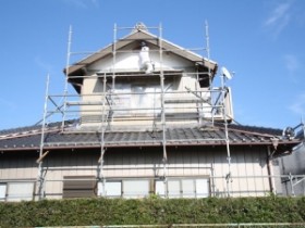 2階の高所での塗装作業