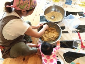 木育広場でお味噌作り 木育広場でお味噌作り