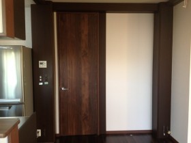 新しい建具は床と色を合わせて 新しい建具は床と色を合わせて