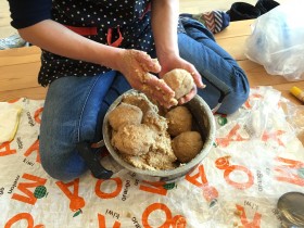 木育広場でお味噌作り